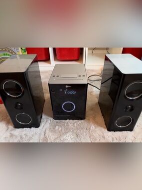 LG Micro-Executive DVD/CD Player AM/FM, MP3, iPod Home Theater System LFD850